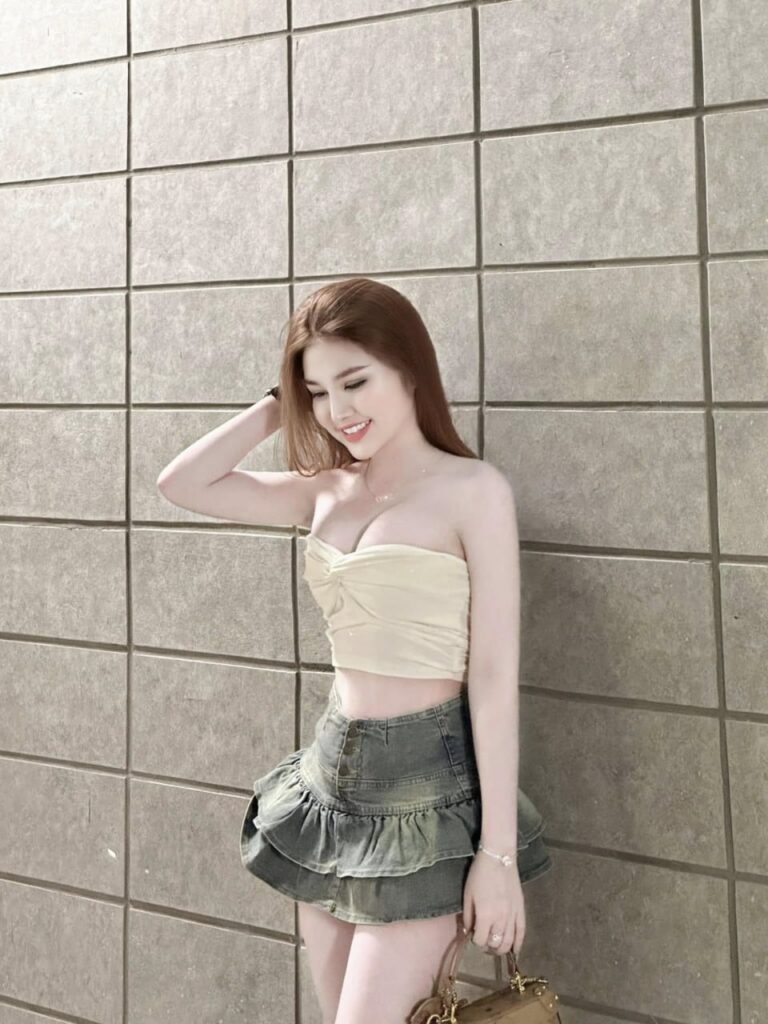 Hình Ảnh Bé Gái Xinh Hiểm Họa Và Thực Trạng Xã Hội Trong Thời Đại Số